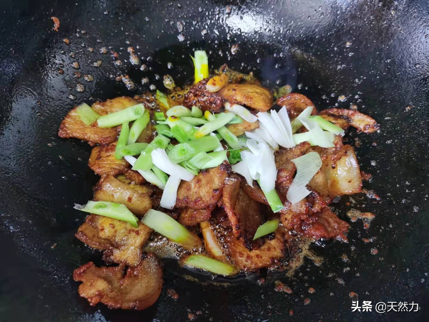 回鍋肉怎么做才好吃？來看看傳統的川菜做法，肥而不膩，真解饞