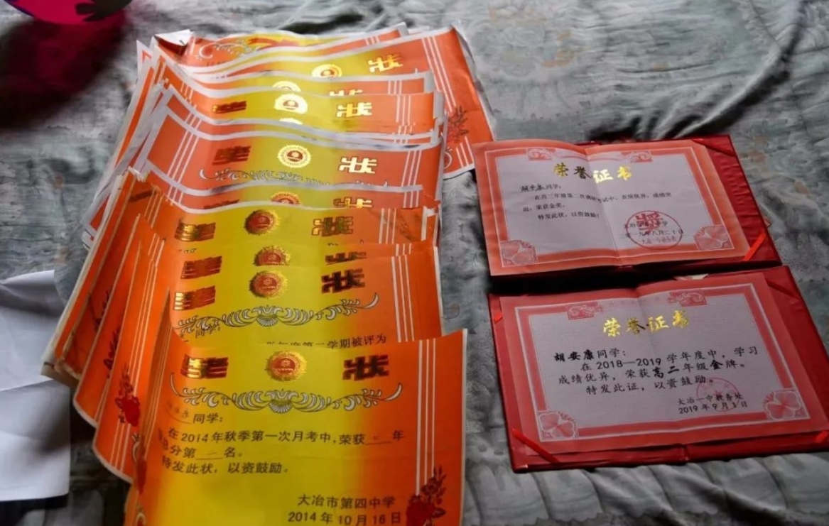 父母双盲，从小做家务没用过手机的农村男孩，却以685分上了清华