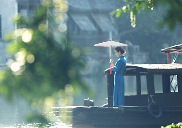 雨落窗前，相思随雨丝蔓延，无声入心，唯愿你我共此夜微凉。