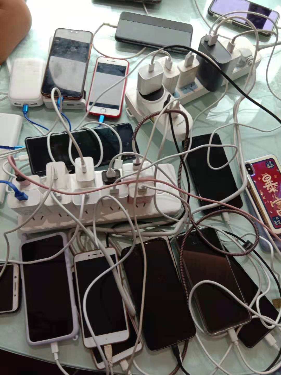 河南洪灾中，4趟列车旅客被困三天三夜：手机充电排长队，盒饭从15涨到25，脱困到家后第一件事是洗澡