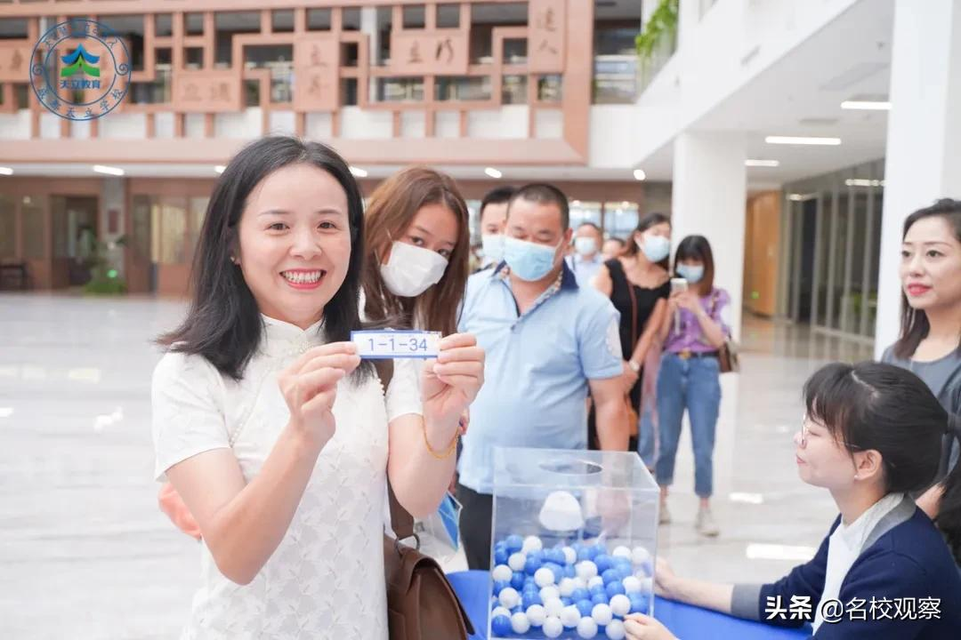 成都这所学校，不仅学生分班实行抽签，班主任教哪班也是现场抽签