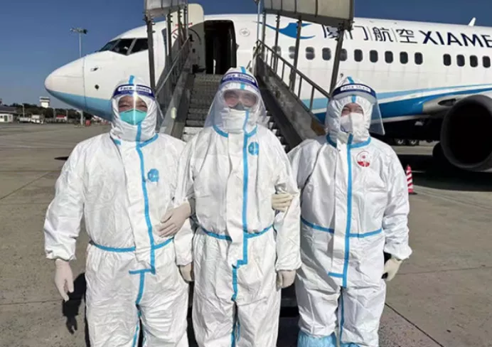 【8点见】强行超车酿车祸致妻子死亡 男子当场崩溃跳脚