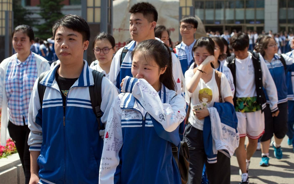 2021高考题目有多难？表情看出一切，回答让人心疼：考了个寂寞