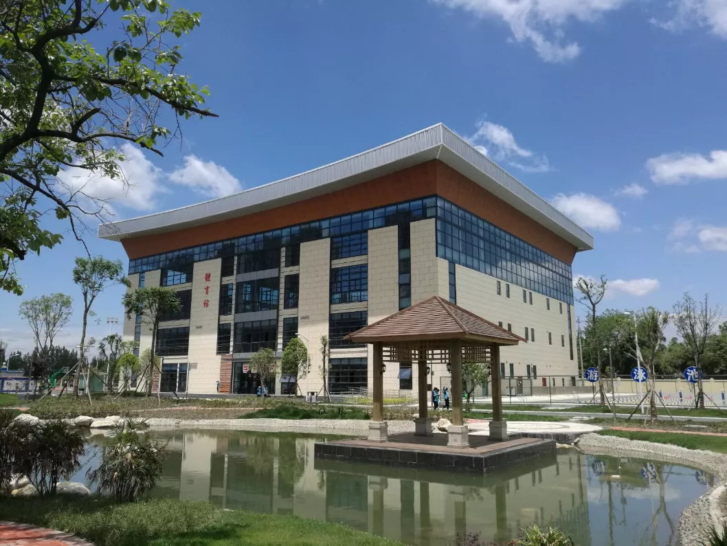 职校宿舍空调、游泳馆一应俱全，去省民政厅直属学校读书免学费