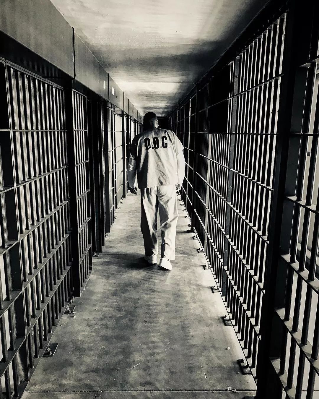 拒绝心理医生的帮助,甚至刑期将满也不肯离开监狱,只想在铁窗下度过