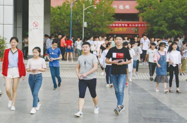 高考生估分420，家长埋怨：天天学到半夜，跟200分的学生抢大专