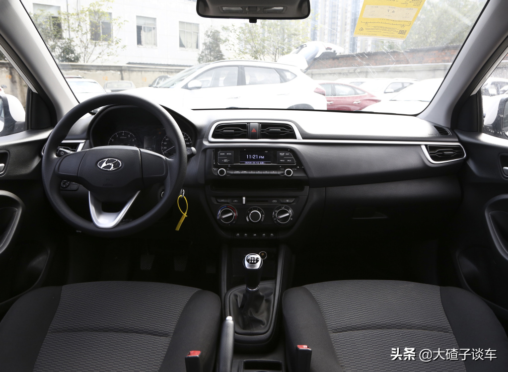 三厢合资小轿车，既省油又皮实，4.99万就能买，现代瑞纳怎么样？