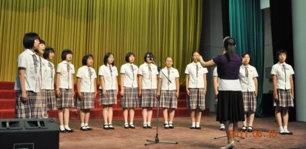 这些高中的校服令人眼前一亮，打破国人对校服的刻板印象！