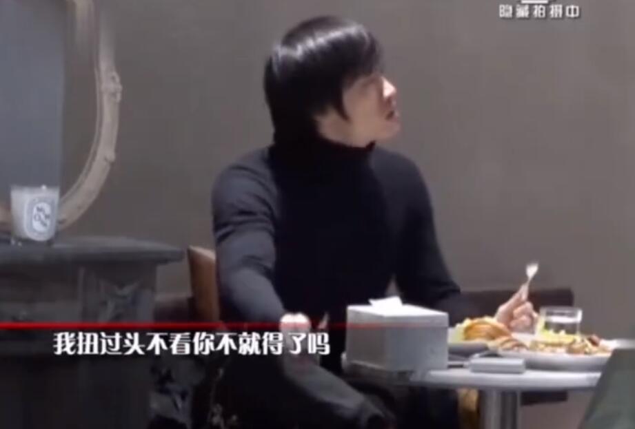 年轻妈妈喂奶被偷拍，在场所有女性愤然起身，旁边小伙都忍不住了