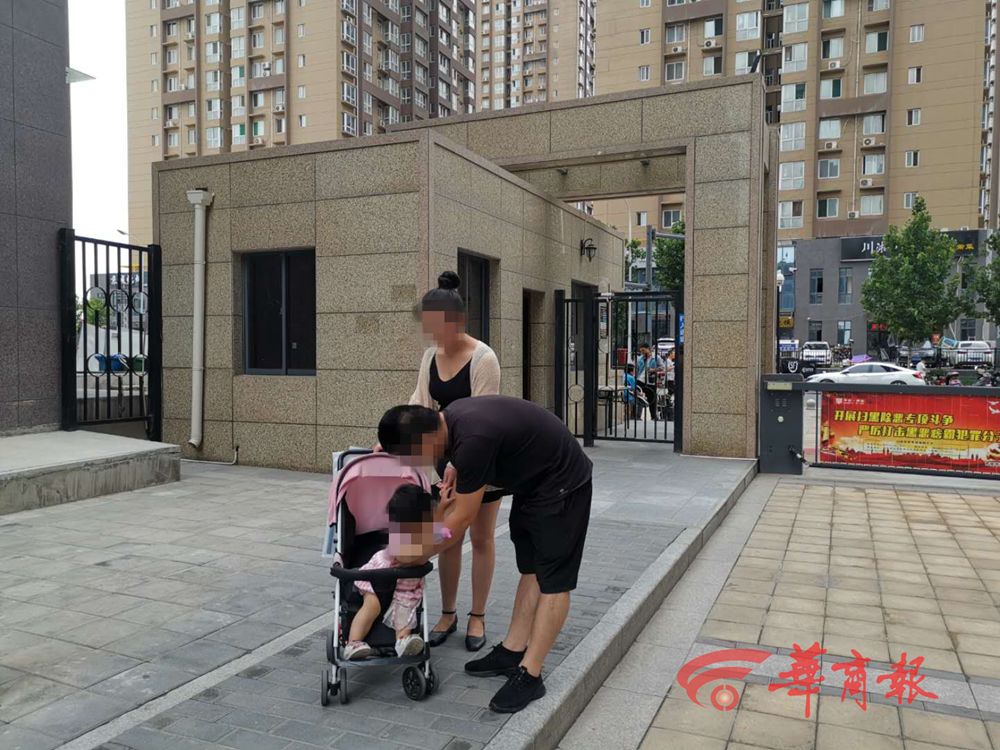 西安抱娃女子被宠物狗撞倒，一岁多女童左腿骨折，后续责任理不清