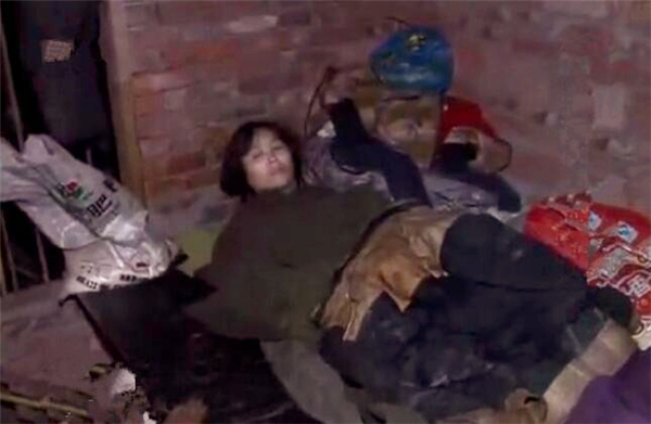 单身汉为娶妻，花120元买下被拐女大学生，两人和牲畜一起住17年