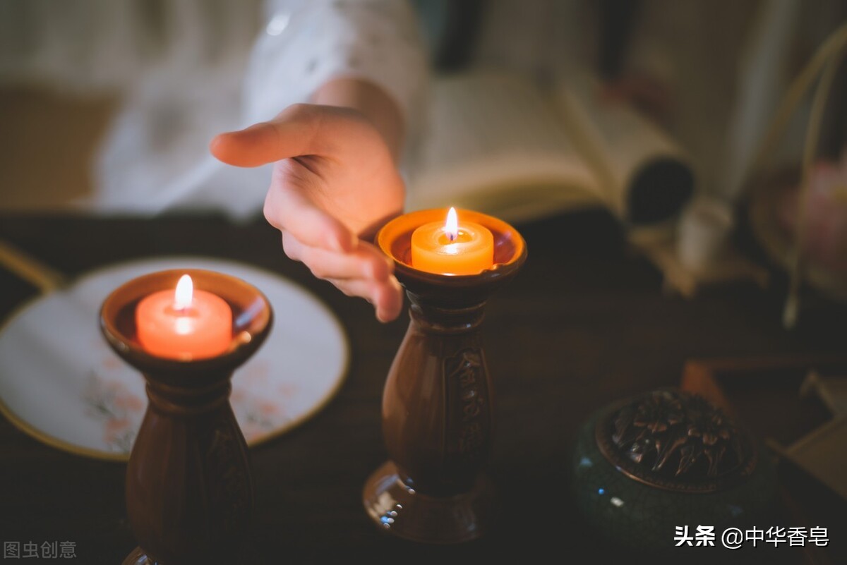 松烟入墨香膏，缕缕清新顺着窗隙，沁人香韵融入青草蛙鸣中