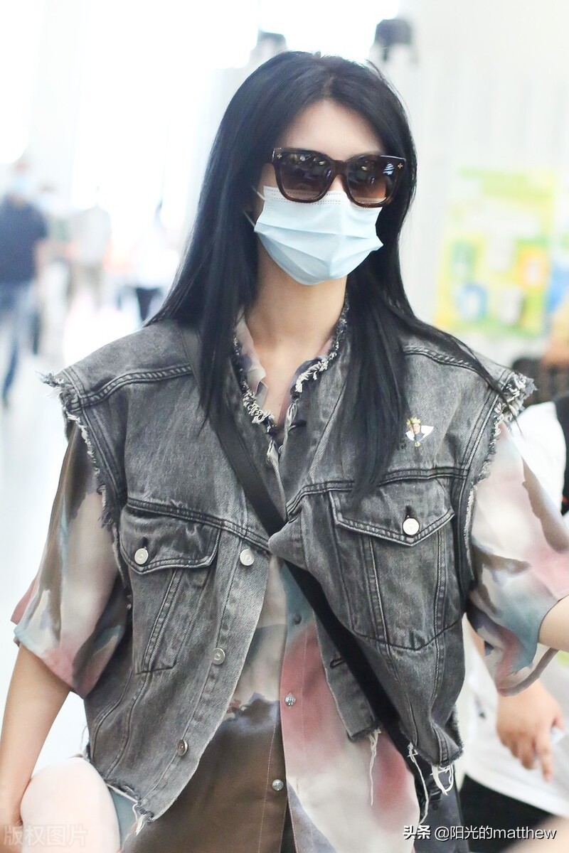 街拍：傅菁灰色牛仔马甲+渐变色衬衫+牛仔短裤+短靴清爽酷感