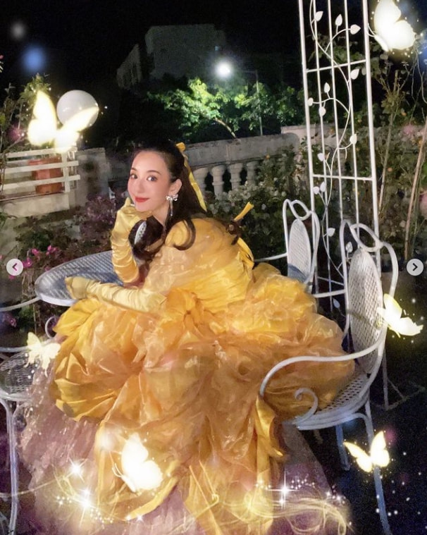 方媛晒一家四口过万圣节，郭富城点赞互动秀恩爱，俩女儿扮相可爱