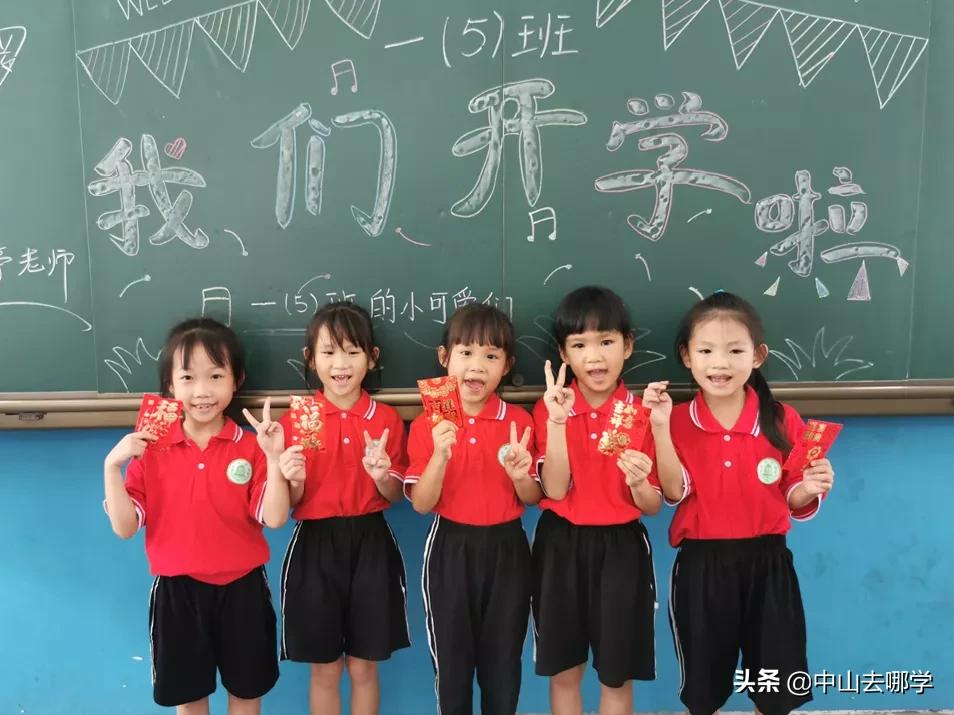 开学啦！现场多图预警：妈趴窗，爹爬墙，脸贴地！场面过于欢乐