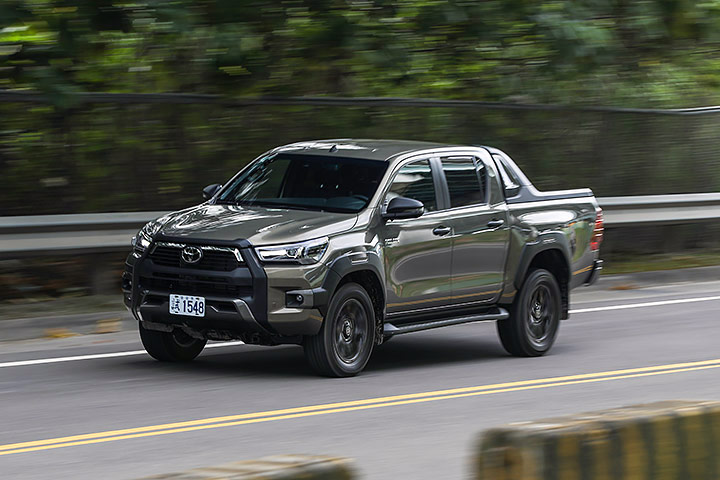 二度小改款，誓当同级最强货卡？试驾丰田Hilux