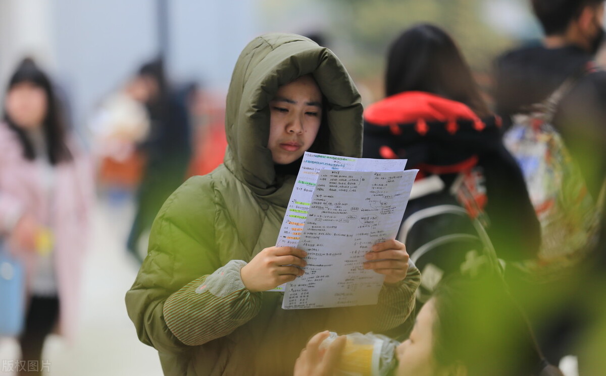 成人自考学历可以考公务员吗？可以考！最好有本科学历