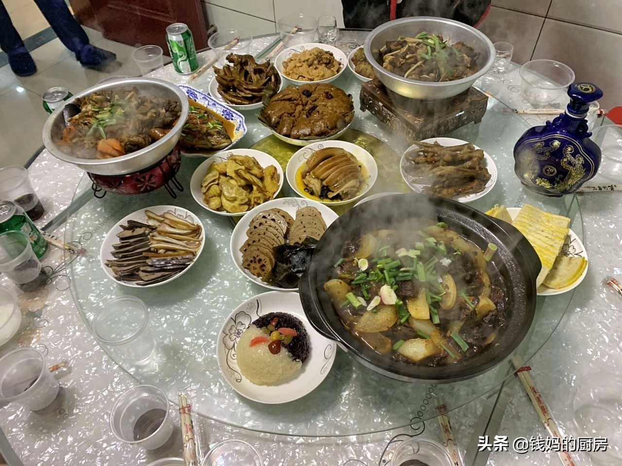 朋友圈晒年夜饭，有的丰盛有的温馨，最后一张莫名戳中我的笑点