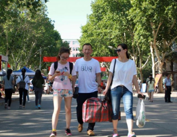 普通家庭供一个大学生上大学，总共要花多少钱？哪方面花费最多？