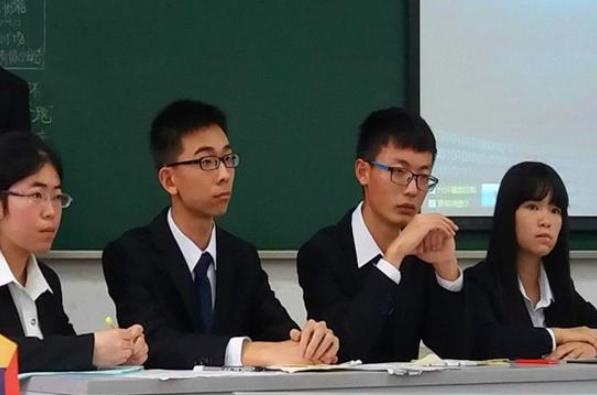 继张美玉之后，高校又出现“花臂男”嚣张查寝，进门要收学弟电脑