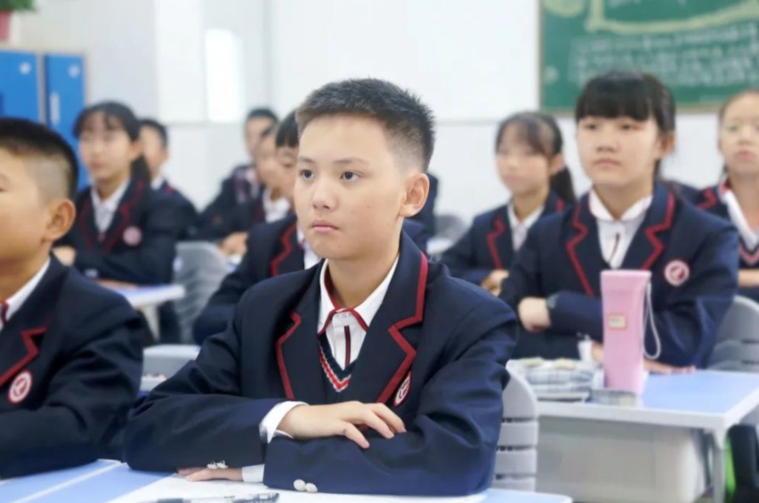 上海出现“天价”校服账单，家长不再随大流，勇敢签下“不同意”