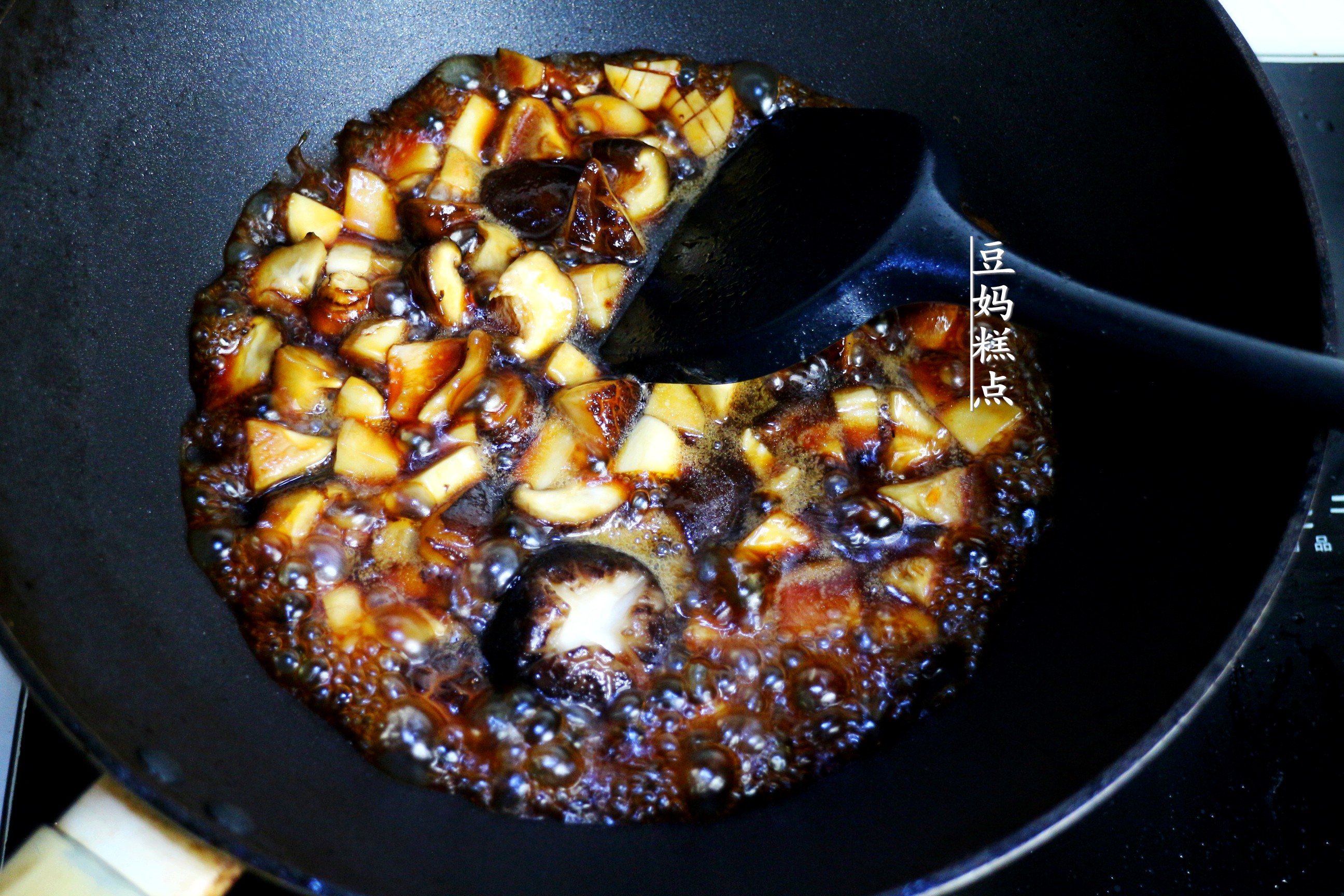 香菇油菜做法（三分钟快速教你做出好吃的香菇油菜）