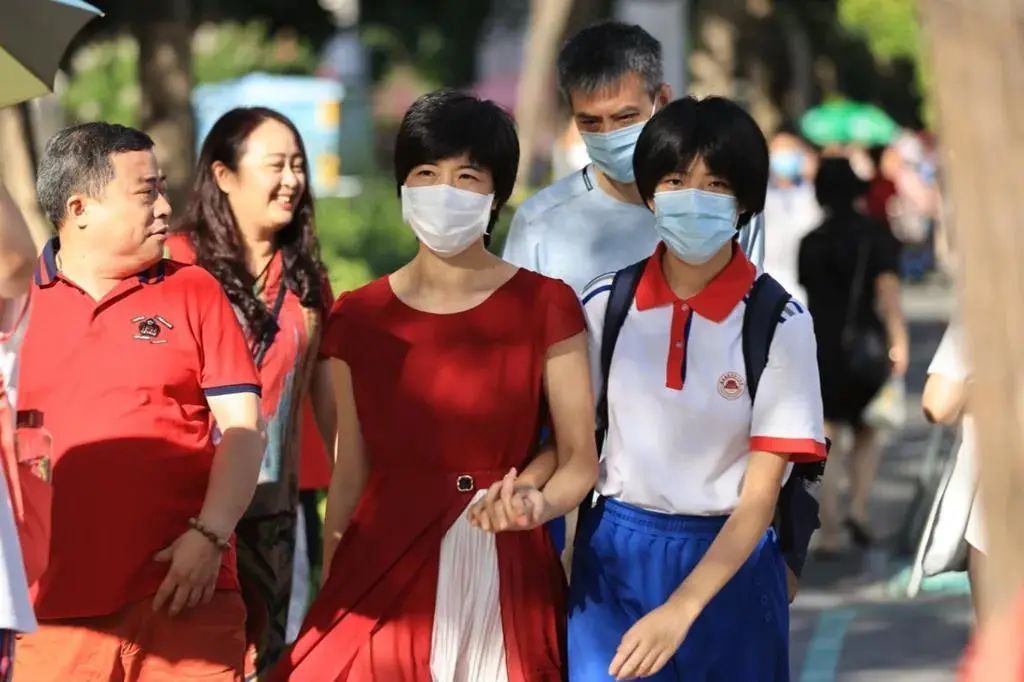 老照片回顾高考43年：马云高考数学1分，刘强东志愿当官...