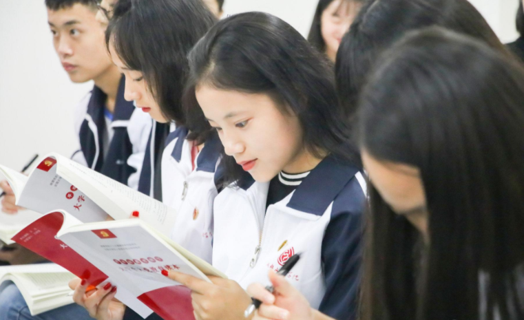 王俊凯大学英语成绩曝光，四六级高分通过，背后的原因值得深思