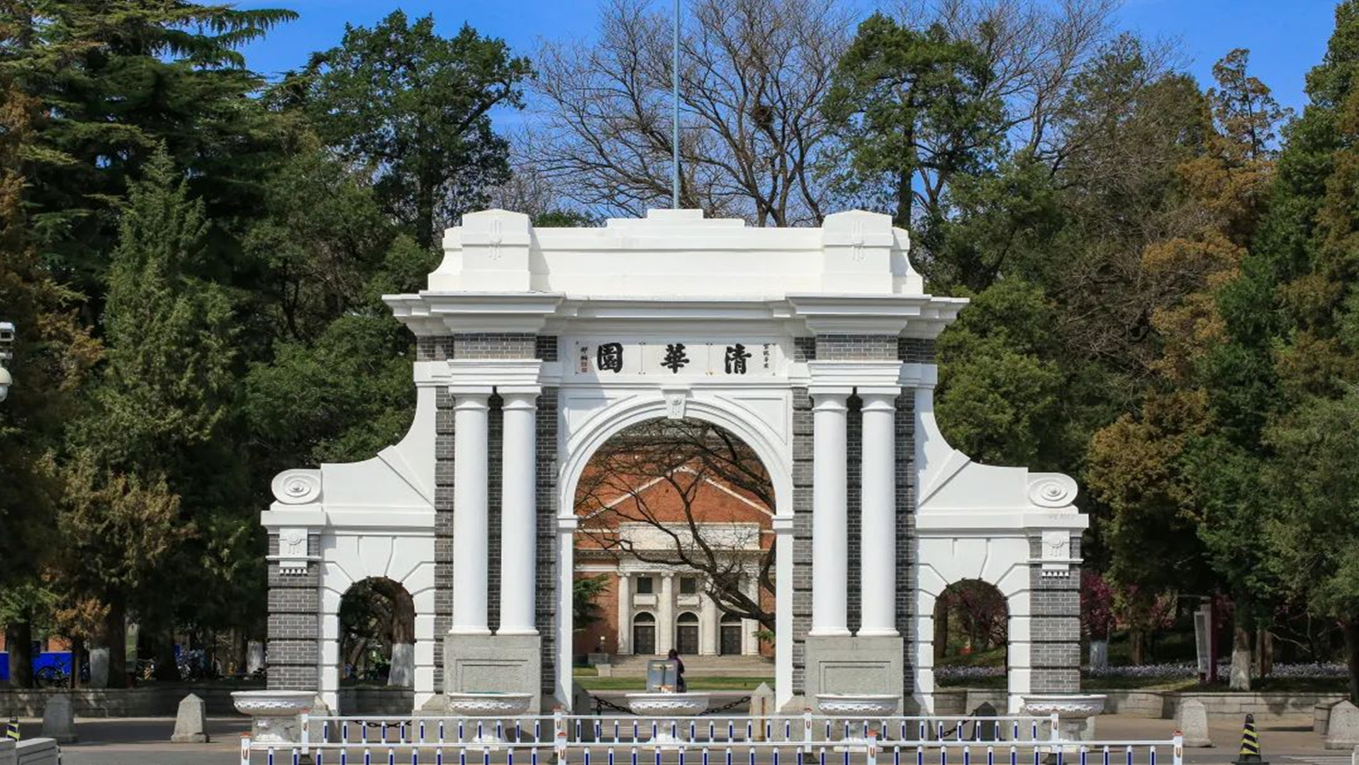 1953年，陈赓筹备哈军工学校时遭遇警察拦车，随后哈尔滨展开严打