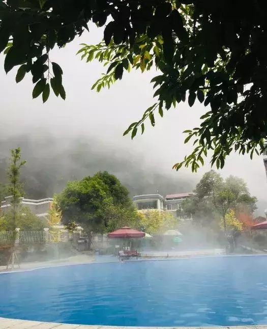 成都南边的冷门小县,私藏5处耍雪泡汤秘境,全免费,2天可来回!