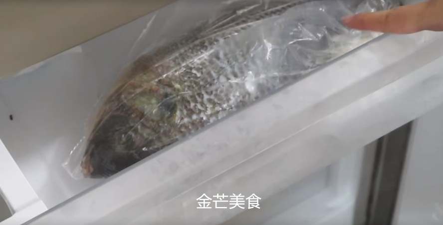 解冻鱼不能直接用水泡，海产老板教我一招，解冻后和新鲜买的一样