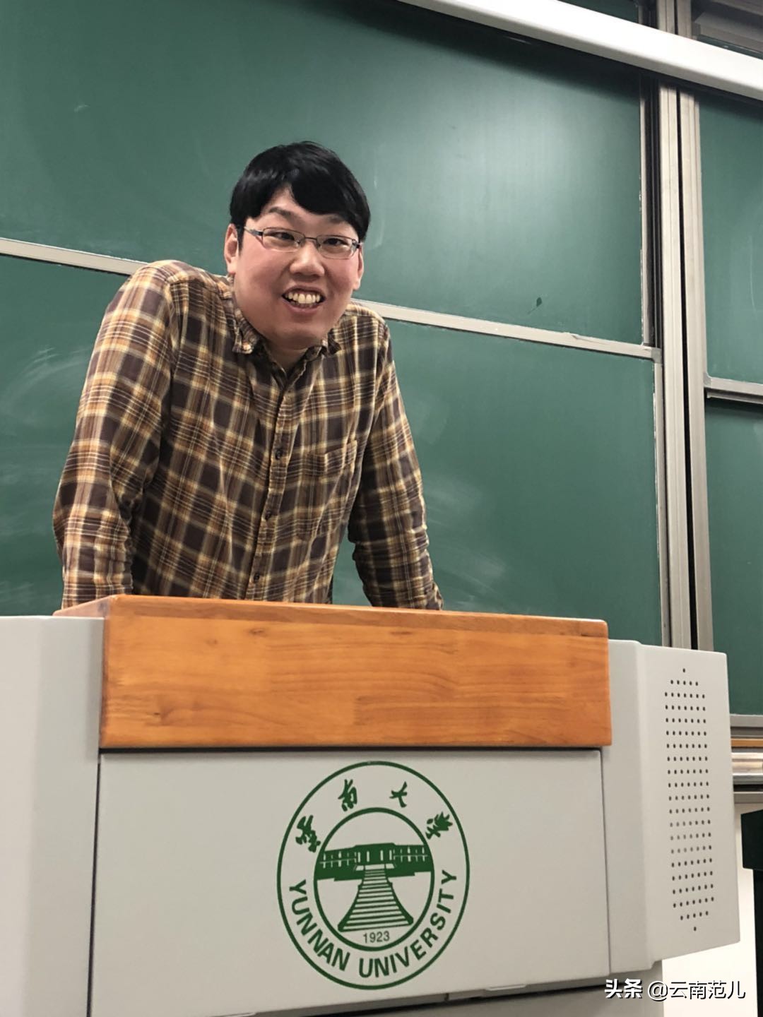 这位日本外教走了半个地球，最终选择昆明定居教书，想娶中国姑娘