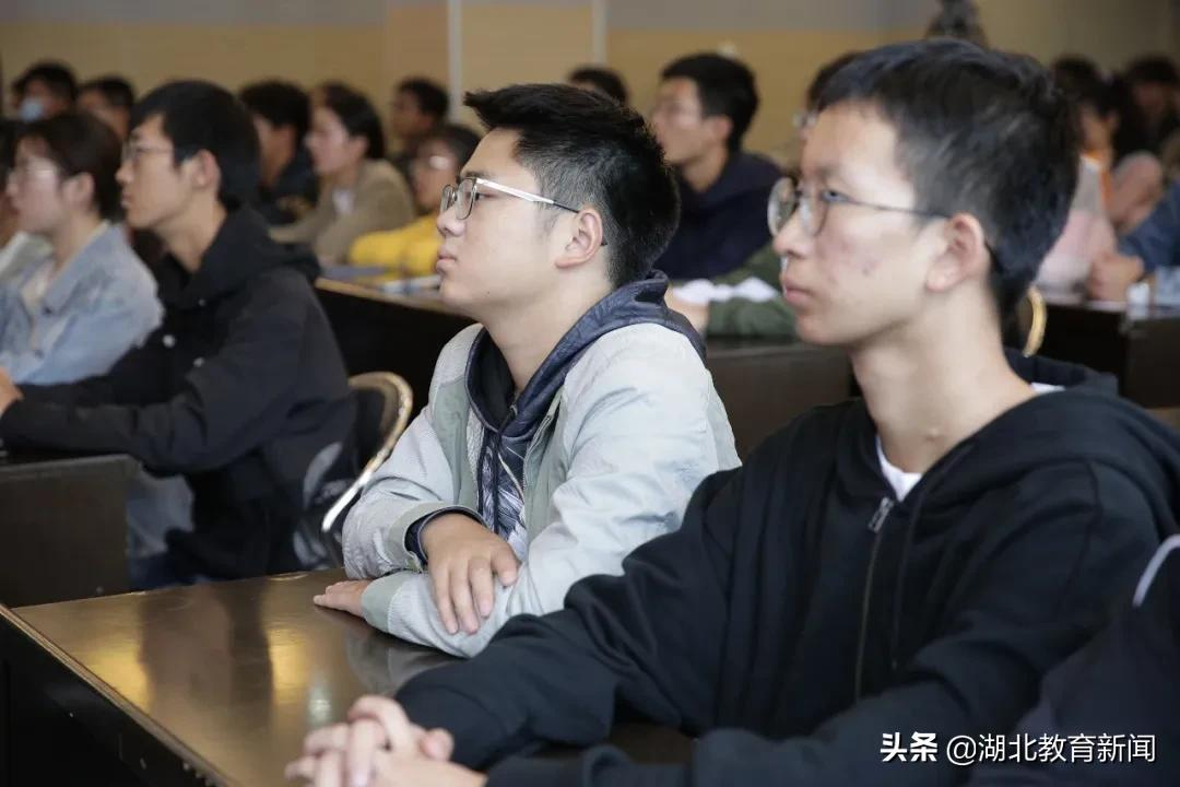 “生命摆渡人”汪勇竟向学生们展示自己的“朋友圈”？这堂大思政课太活了