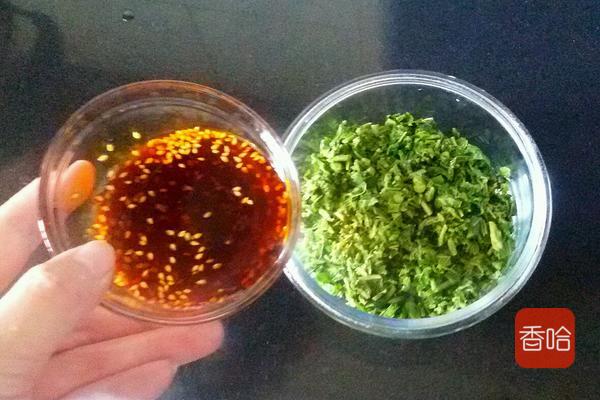 怎么腌香椿芽咸菜（​3勺油一把盐这样腌的香椿芽爽脆）