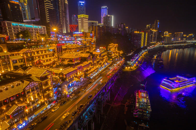 山城重庆，轻轨出行，玩转8D网红城市