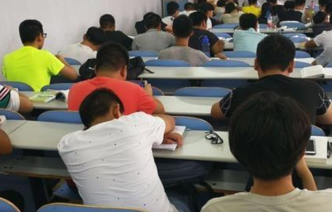 学生被民办学校录取，内心十分纠结，是选择就读还是复读