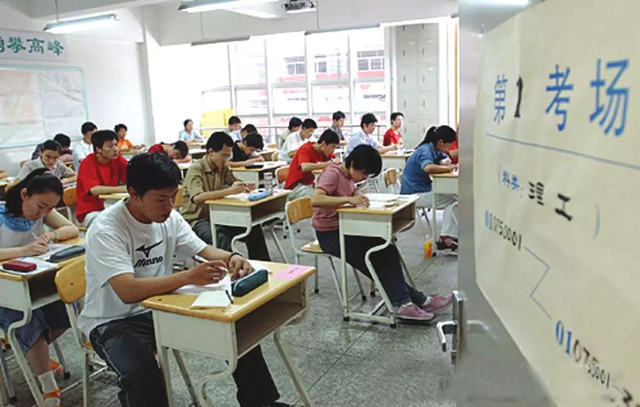 21年高考文理分数线引争议，文科生直呼不公平，学文真的吃亏吗？