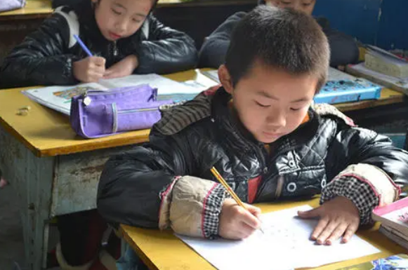 高考神仙卷字体犹如印刷体，电脑阅卷很加分，有的宛如二维码成精