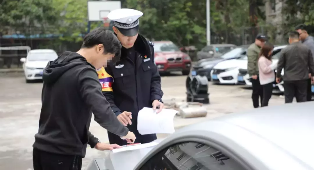 珠海10多辆本田思域跑去交警大队大玩漂移!一老板还赚一百多万