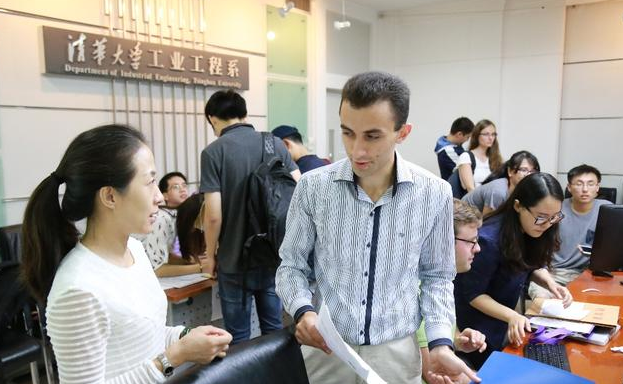 清华大学自降门槛招揽外籍学生，国人表示不满，教育部发声回应