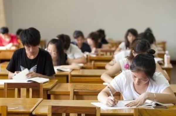 北大数学天才韦东奕又火了，每月生活费仅300，板书堪称视觉盛宴