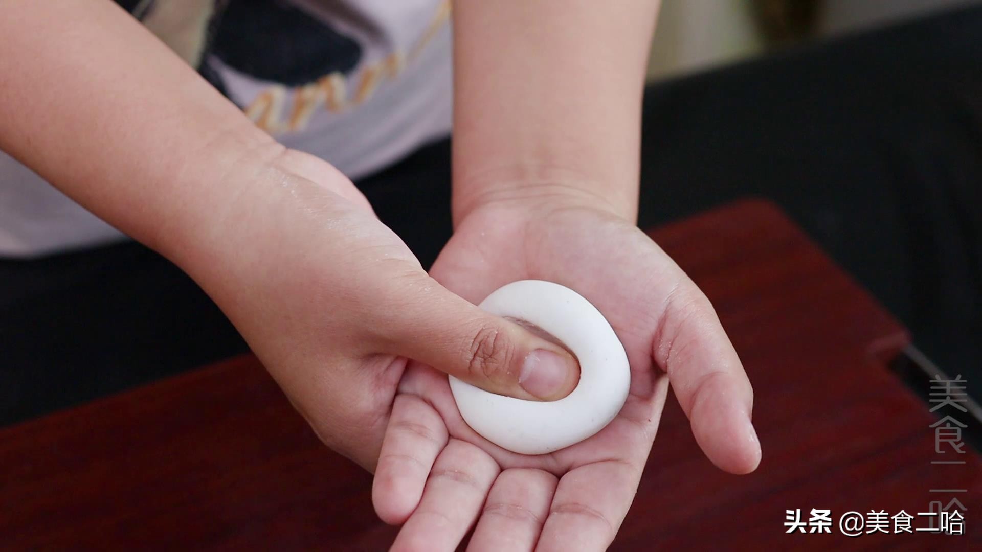 复刻早餐店油炸糕：脆皮、空心、饱满，原来技巧这么简单