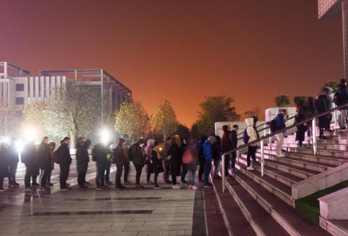 北大90岁老教授“豪宅”曝光，警惕放纵成瘾大学生，该醒醒了