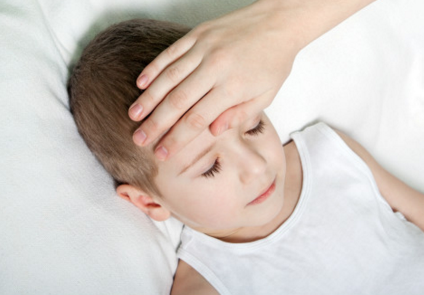 孩子发烧有件事比退烧更重要，2个降温方法见效快，别着急去医院
