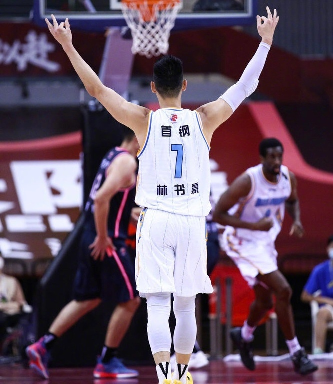 他仍在追逐自己的NBA梦想(思考4个礼拜，456字视频长文，林书豪道别：我依然想打NBA)