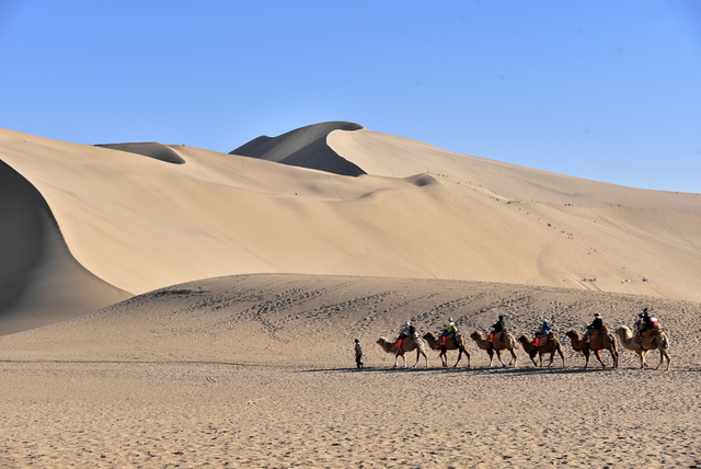 敦煌旅游必去景点,鸣沙山月牙泉