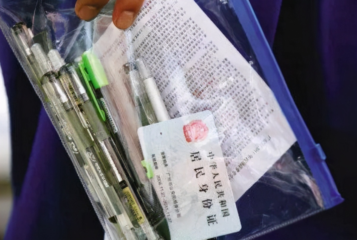 监考老师很忌讳这样的行为，很可能被认定为作弊，高考生需注意