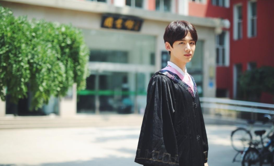 东华大学校草龚俊火了，高冷男神接地气，男生看了也自叹不如