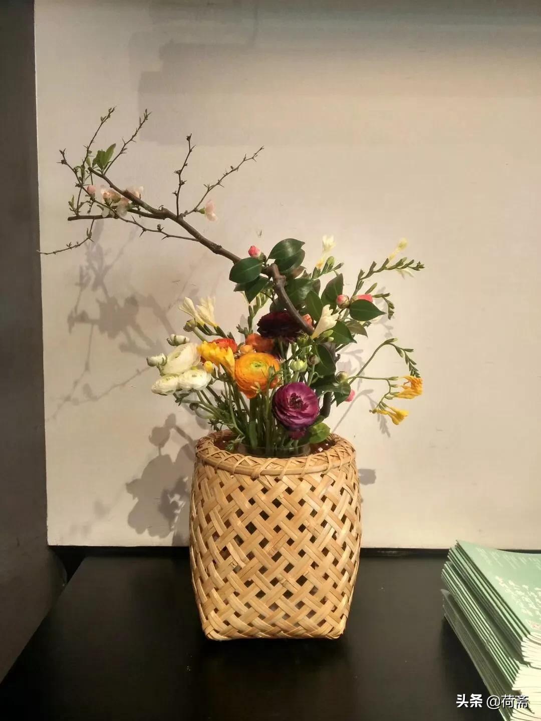与花艺相伴，动手插花，静享时光，让心灵在花香中绽放，感受生活的诗意与美好。