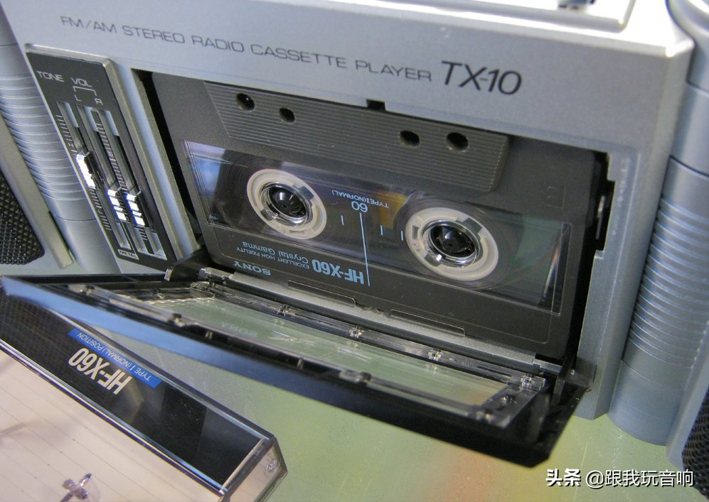 80年代 三菱 DIATONE 品牌推出的TX-10 SWING AWAY腰挂式便携式音响